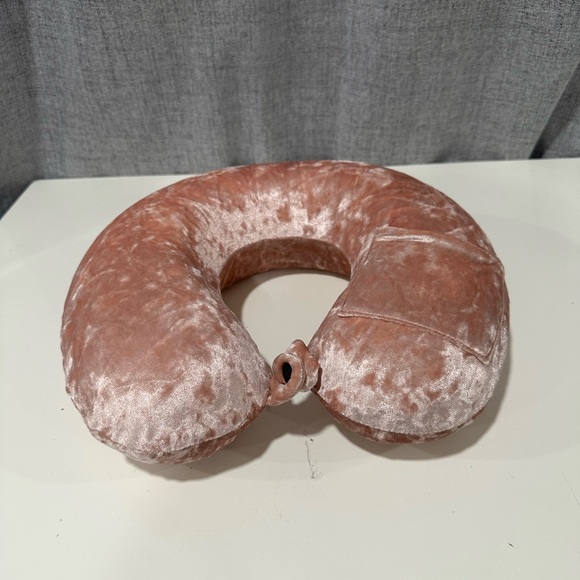 Cloudz crushed  pink velvet travel pillow with pocket. - Picture 1 of 7